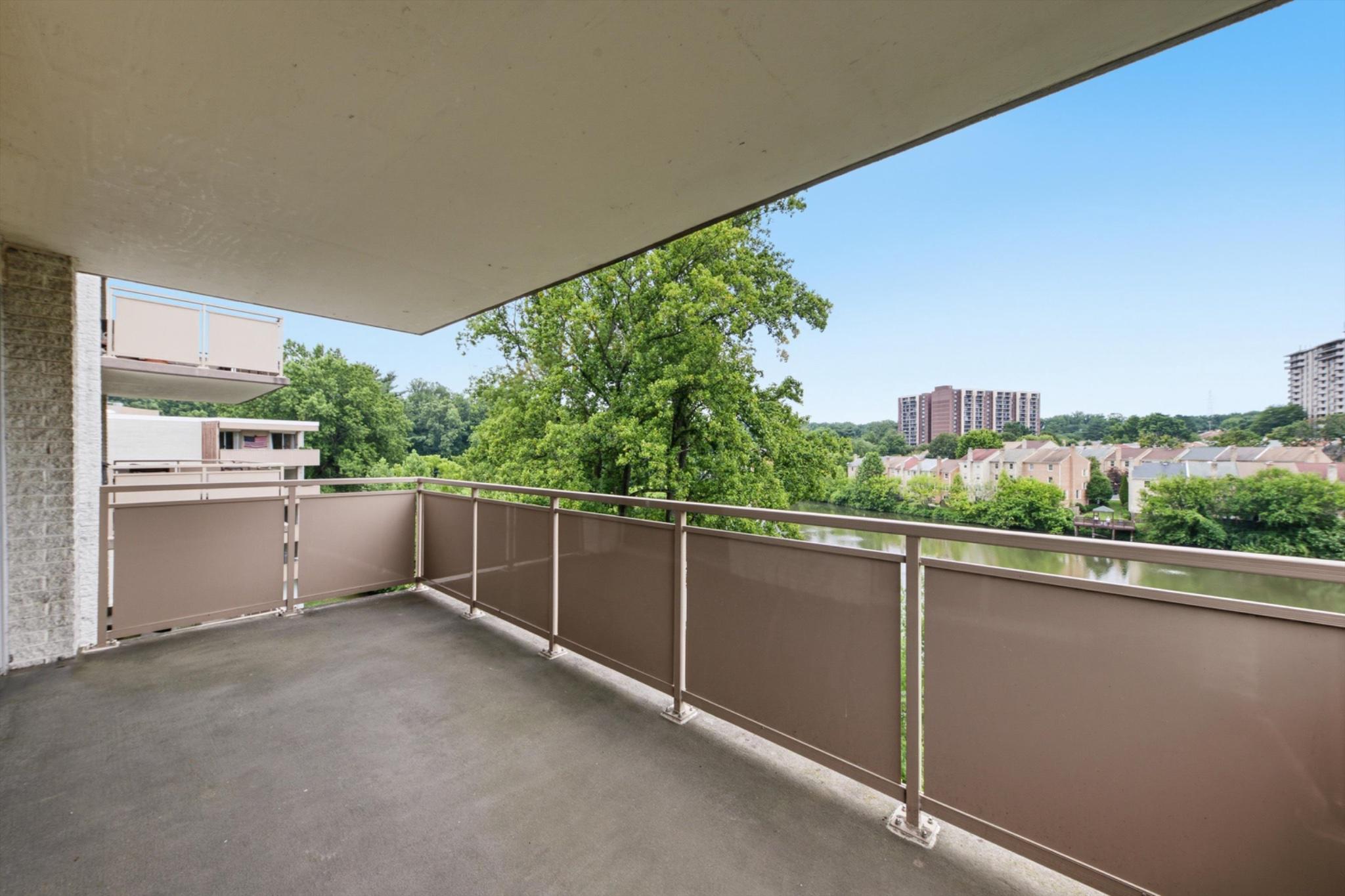 LAKESIDE TERRACE - Residential