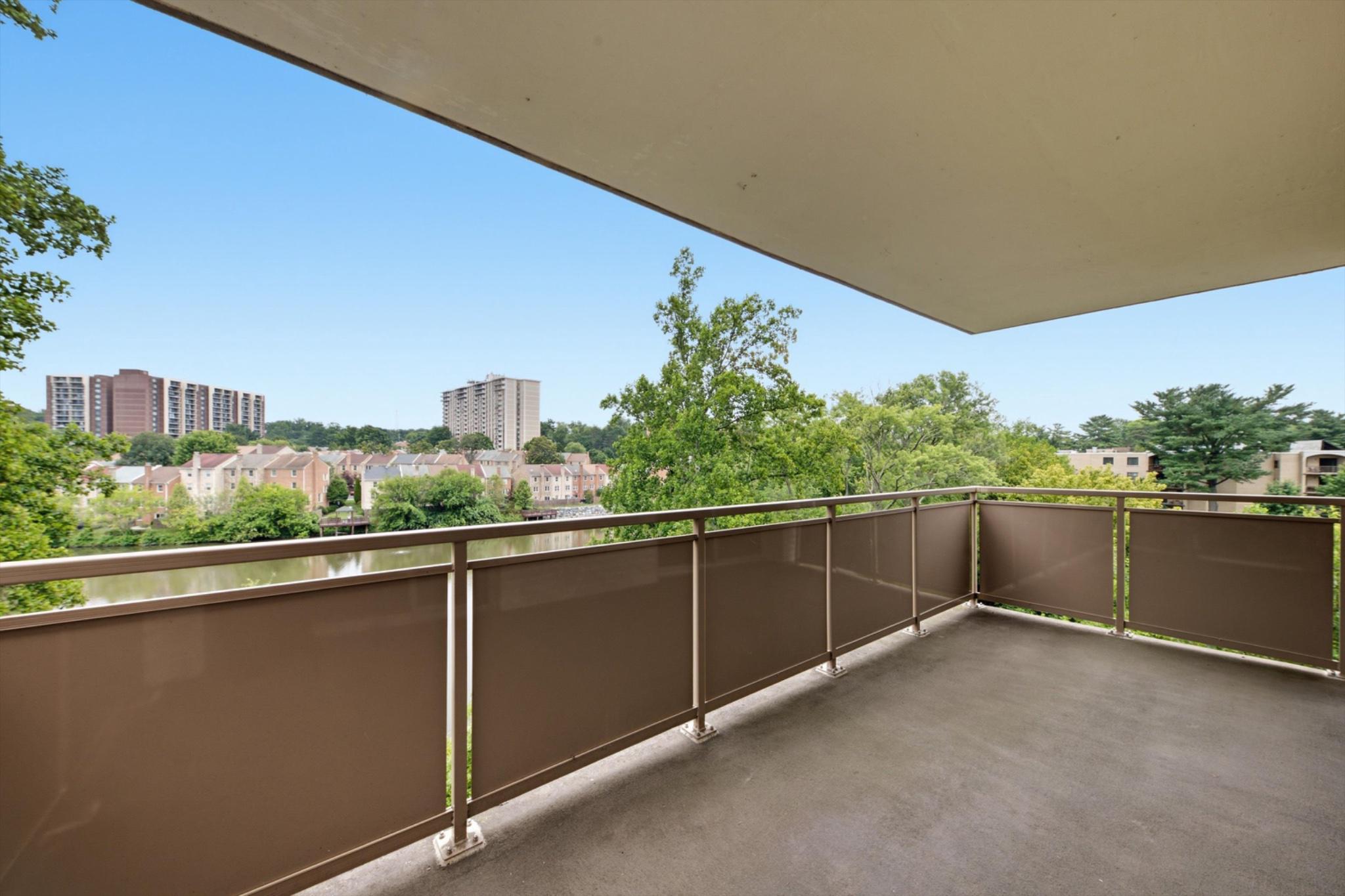 LAKESIDE TERRACE - Residential