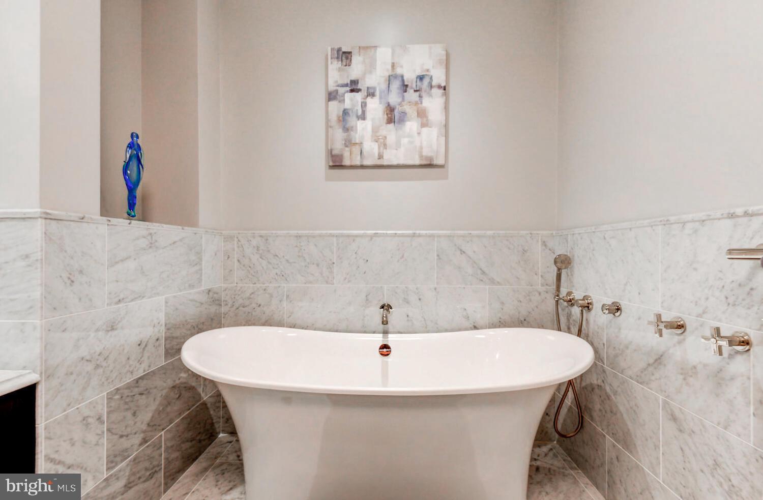 FOUR SEASONS PRIVATE RESIDENCES - Residential