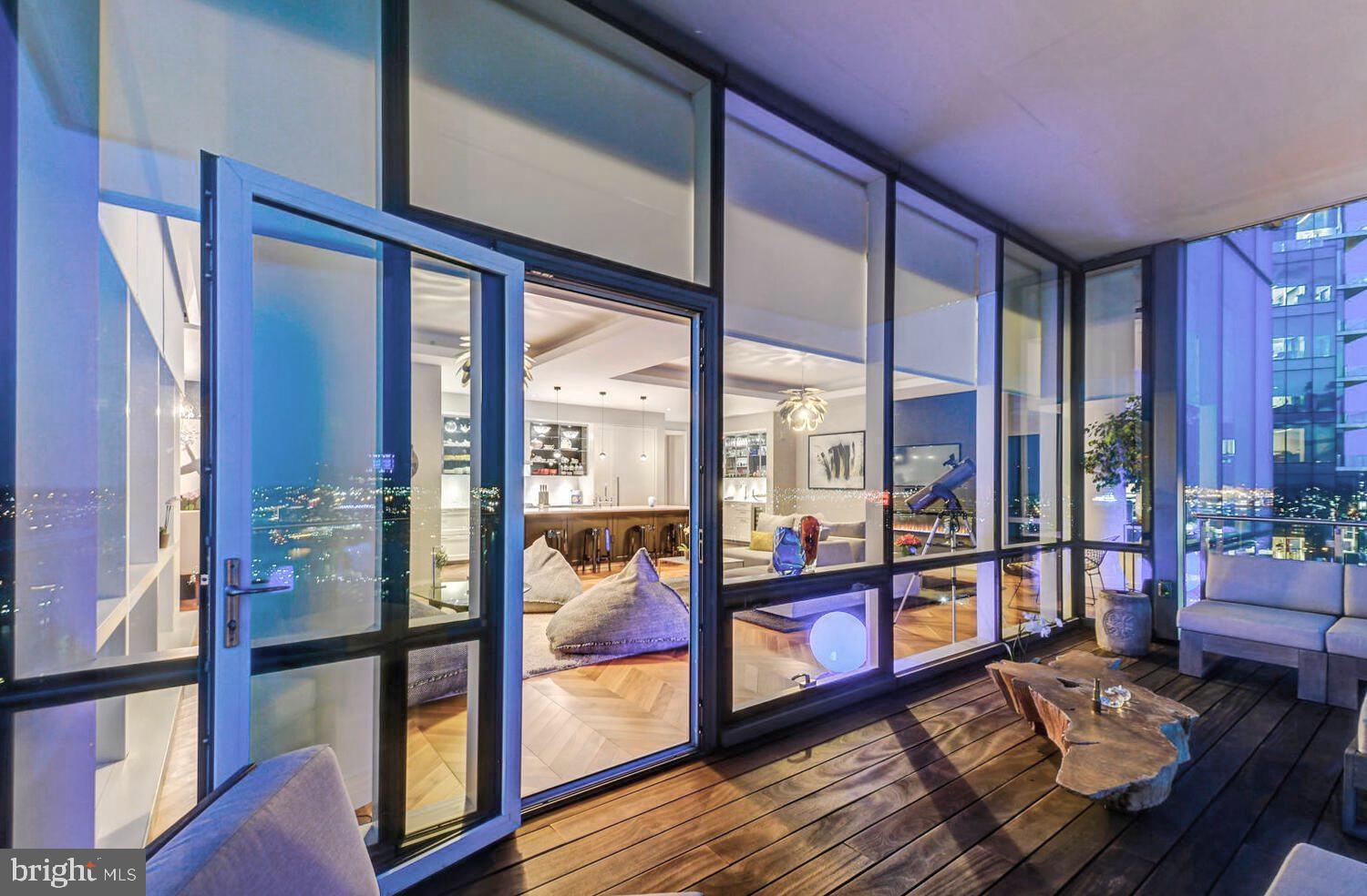 FOUR SEASONS PRIVATE RESIDENCES - Residential