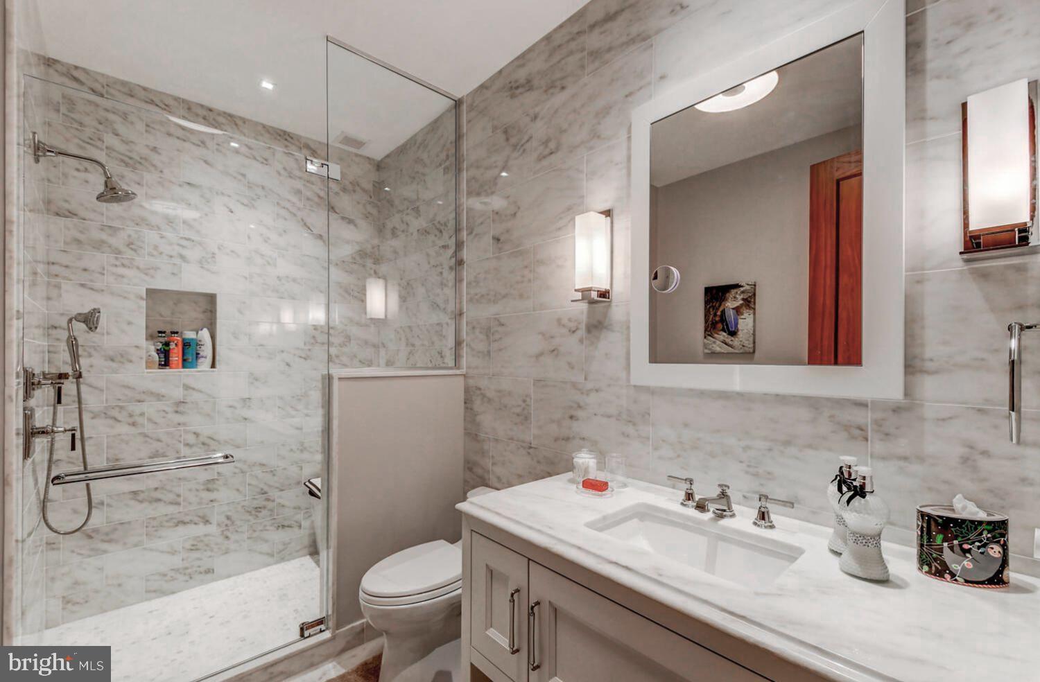 FOUR SEASONS PRIVATE RESIDENCES - Residential