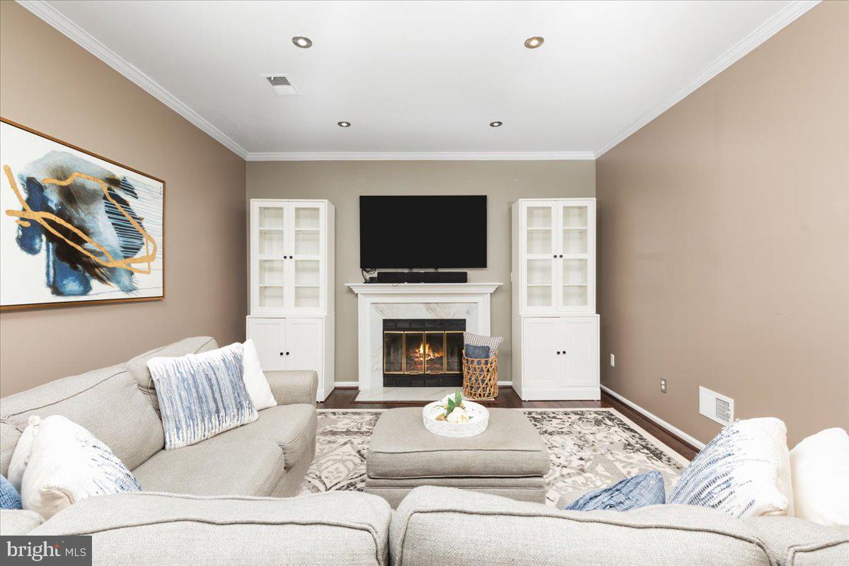 CRESTBROOK - Residential