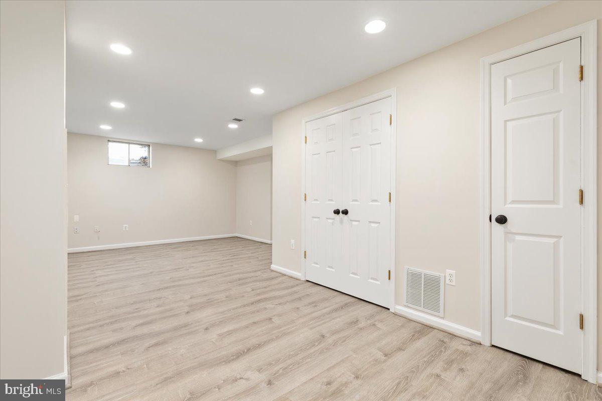 CRESTBROOK - Residential