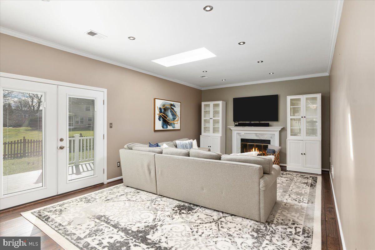 CRESTBROOK - Residential