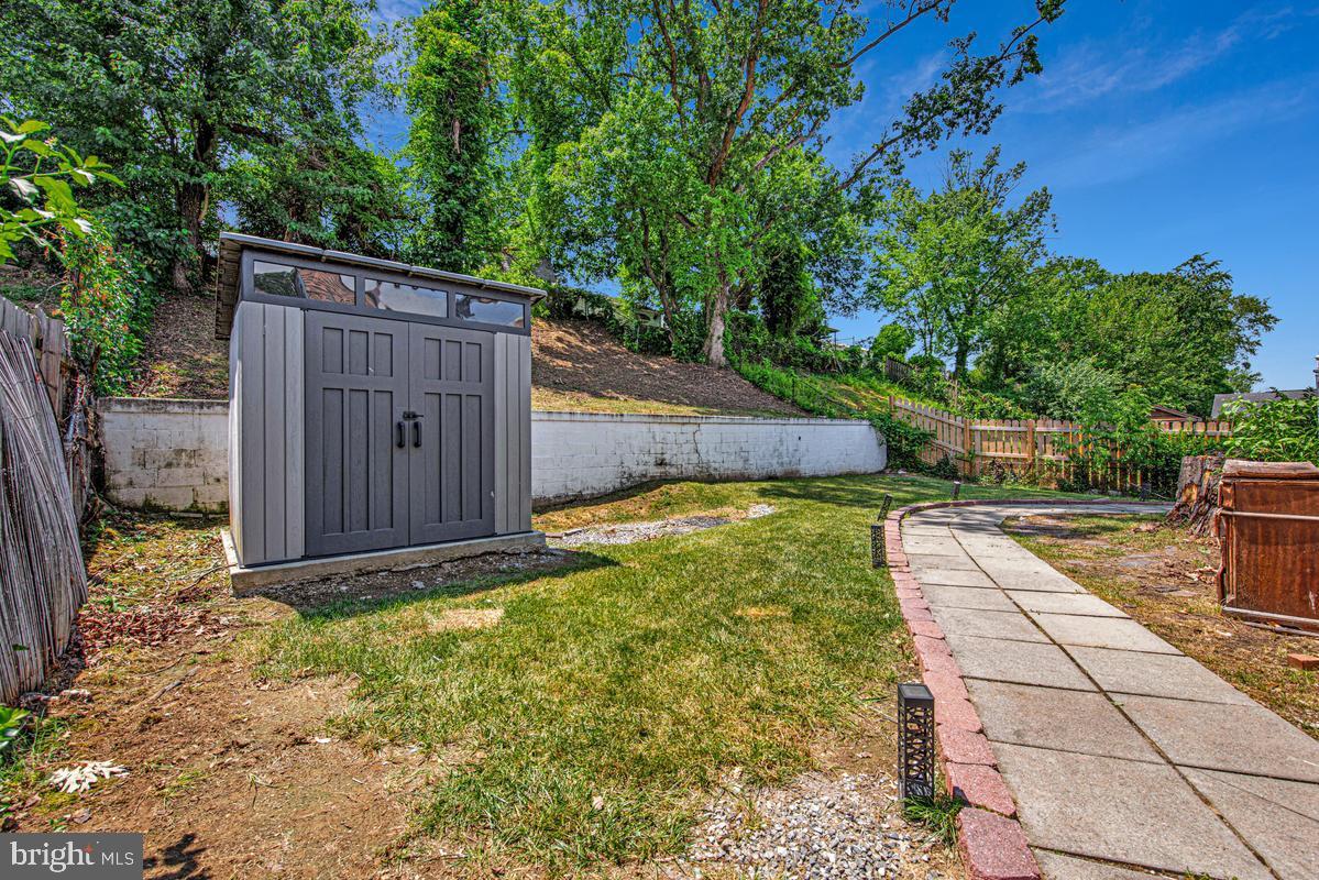 LANHAM WOODS - Residential