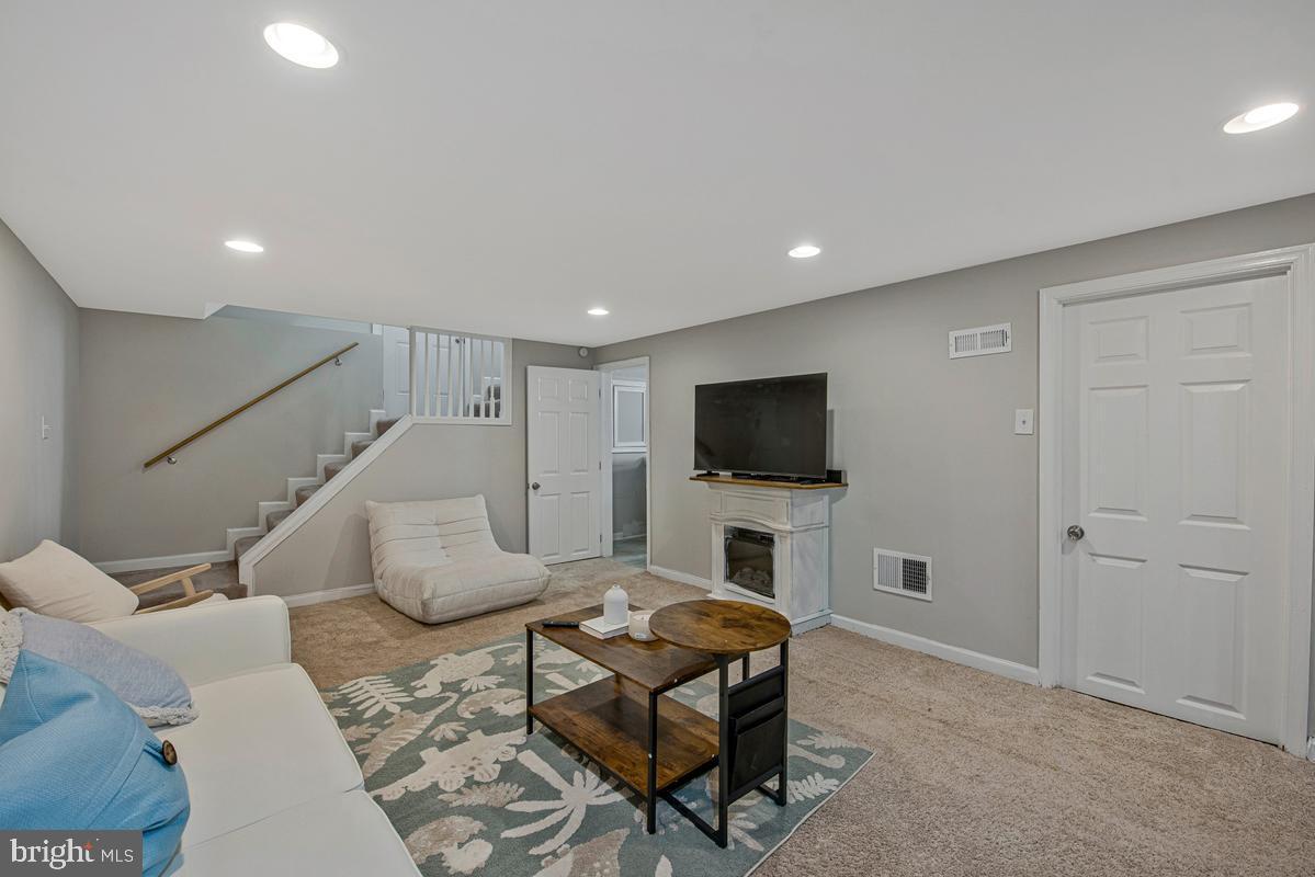 LANHAM WOODS - Residential