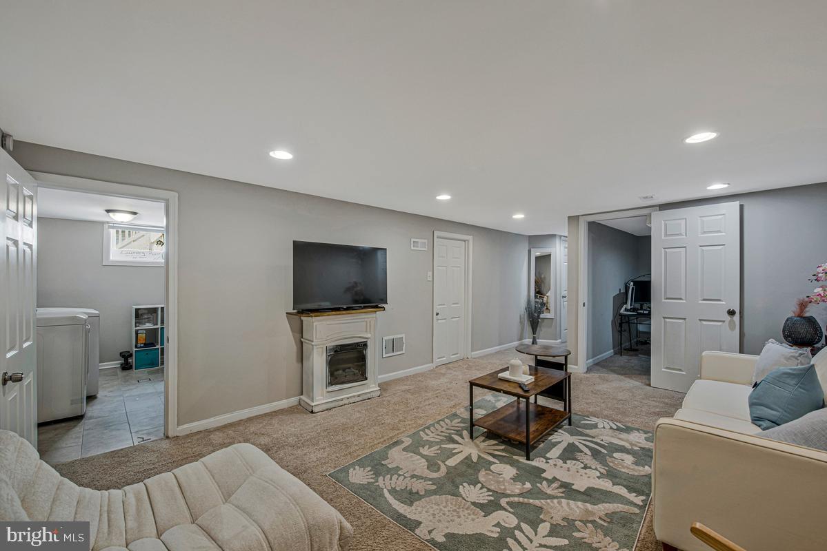 LANHAM WOODS - Residential