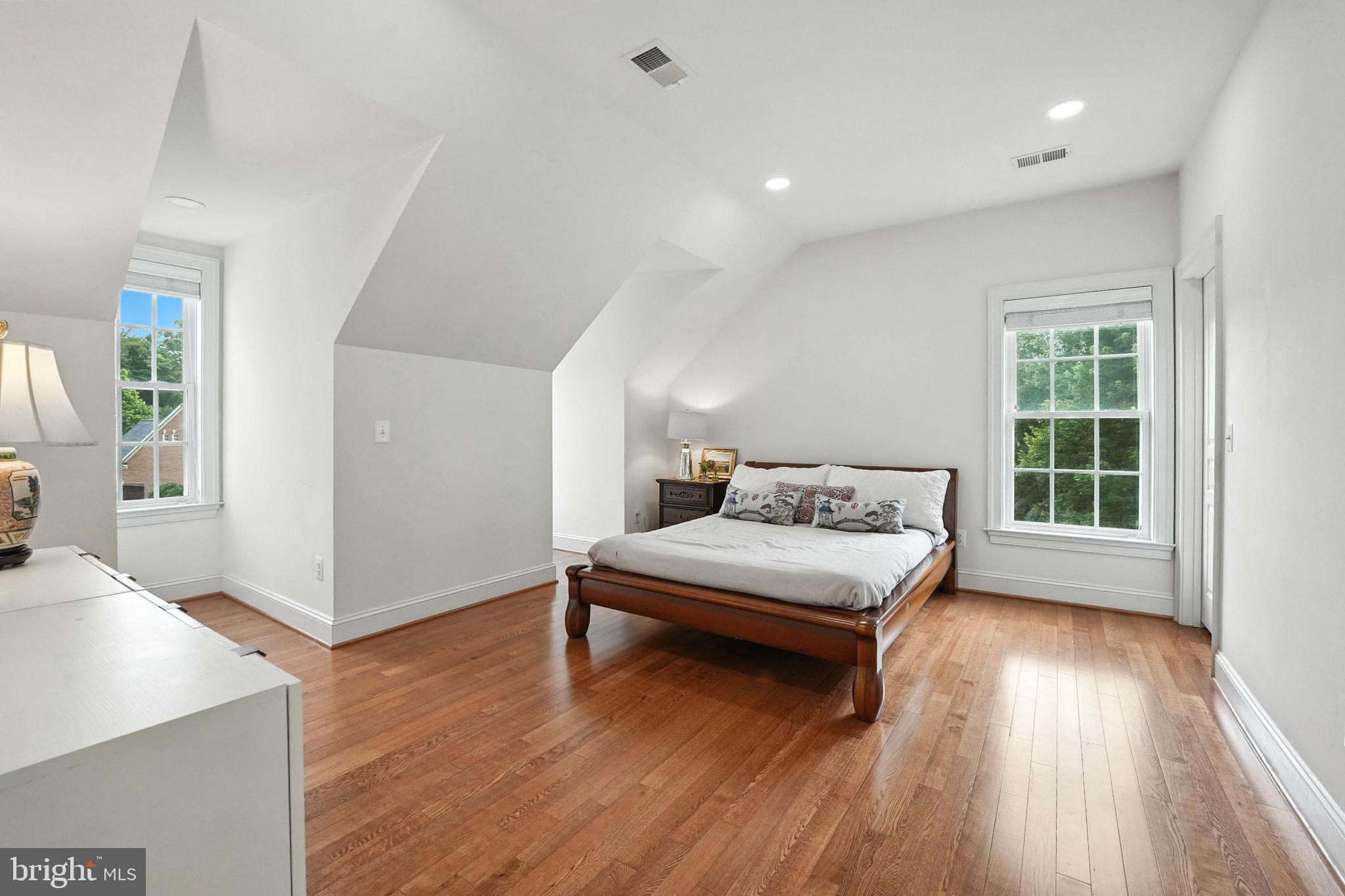 OAKTON HOLLOWS - Residential