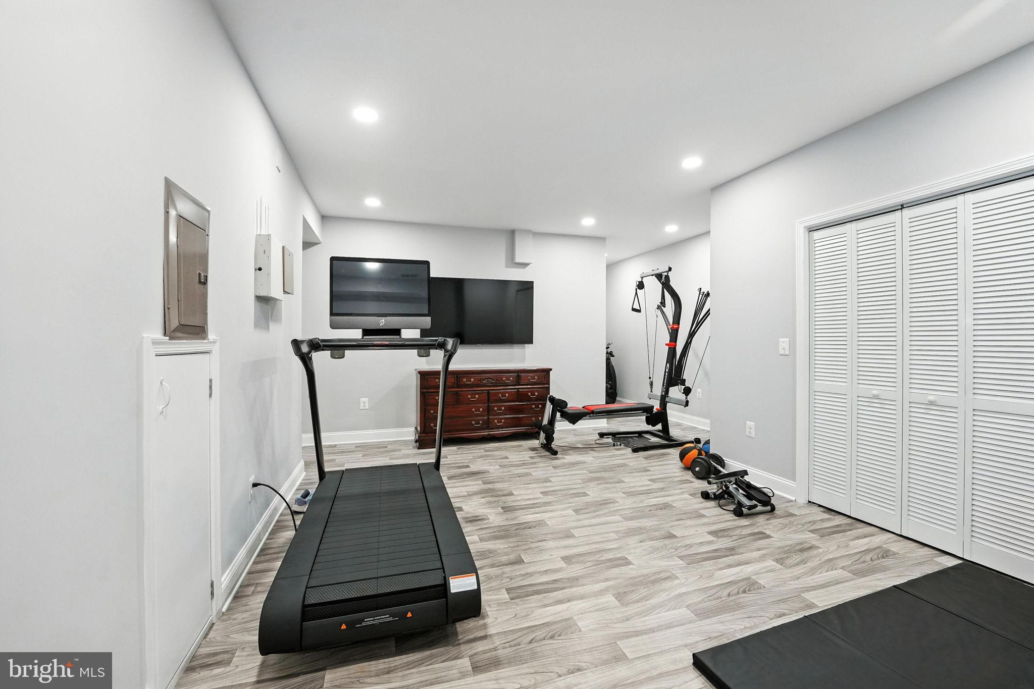 OAKTON HOLLOWS - Residential