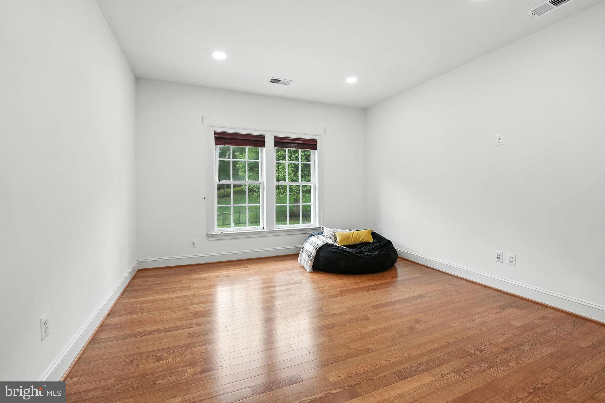OAKTON HOLLOWS - Residential