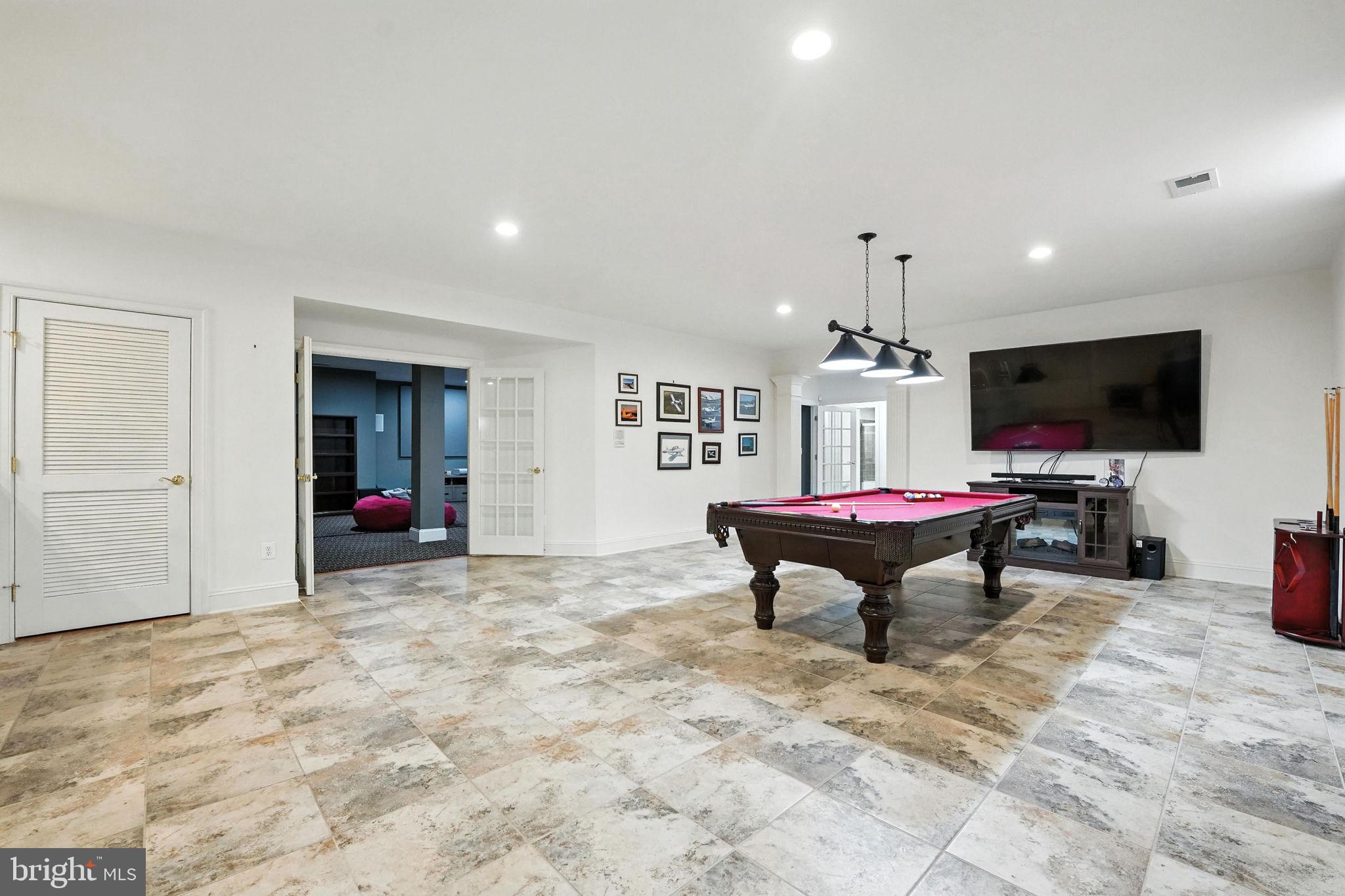OAKTON HOLLOWS - Residential