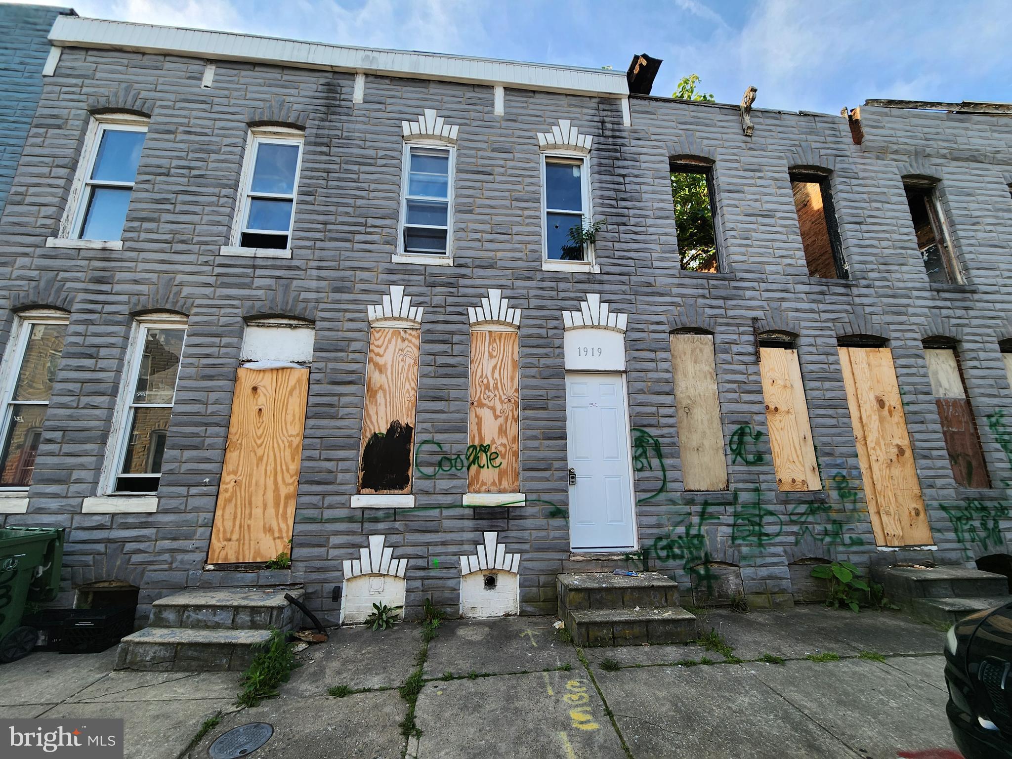 ONLINE AUCTION: Bidding begins 6/12/2026 @ 10:00 AM. Bidding ends 6/16/2026 @ 12:20 PM. List Price is Suggested Opening Bid. Deposit: $5,000.

This two-story townhouse is located in the Carrollton Ridge neighborhood of Baltimore City. Residents can enjoy the nearby facilities and attractions such as the Carroll Park, Westside Shopping Center, Grace Medical Center, and Hollins Market. This property is vacant. Major traffic routes in the vicinity include Wilkens Avenue and South Monroe Street, providing access to downtown Baltimore and surrounding areas.