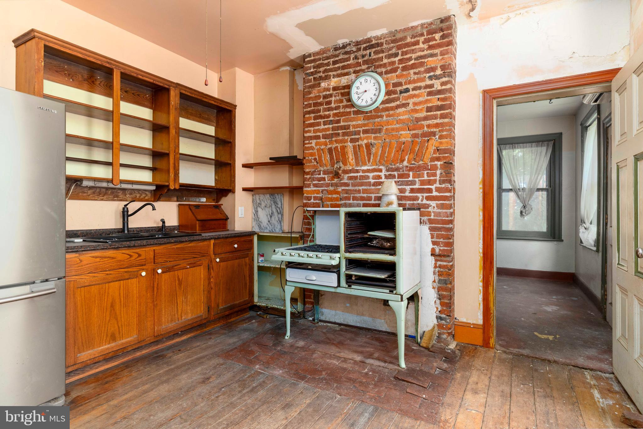 FAIRMOUNT - Commercial Sale