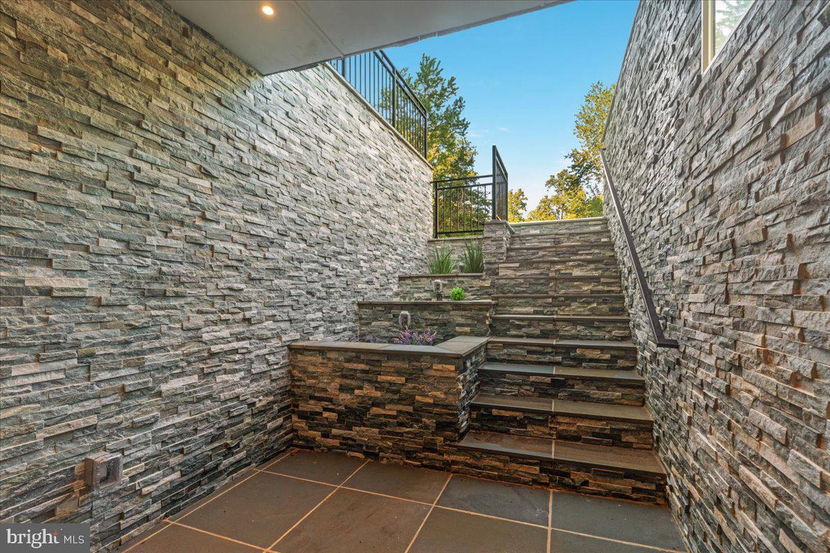 EDGELEA - Residential