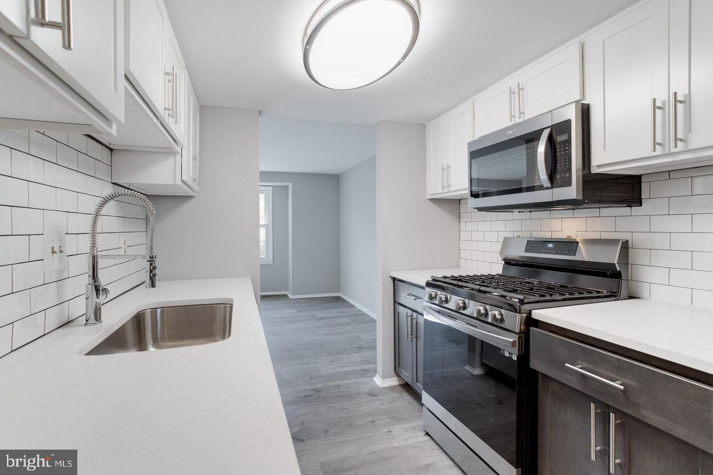 Ready to rent, come and see this great  corner townhouse. completely updated, the photos show it. 
It won't last.