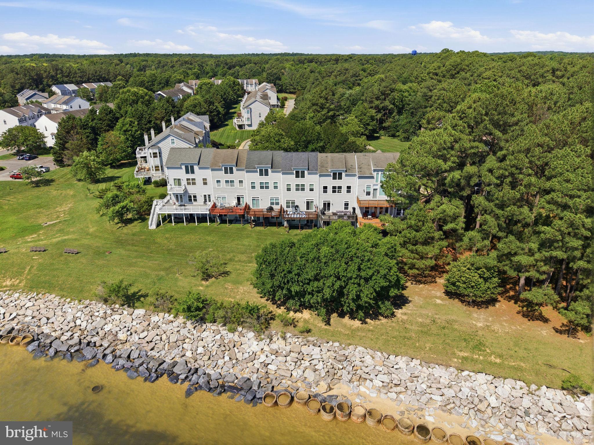 VILLAS ON WATERS EDGE - Residential