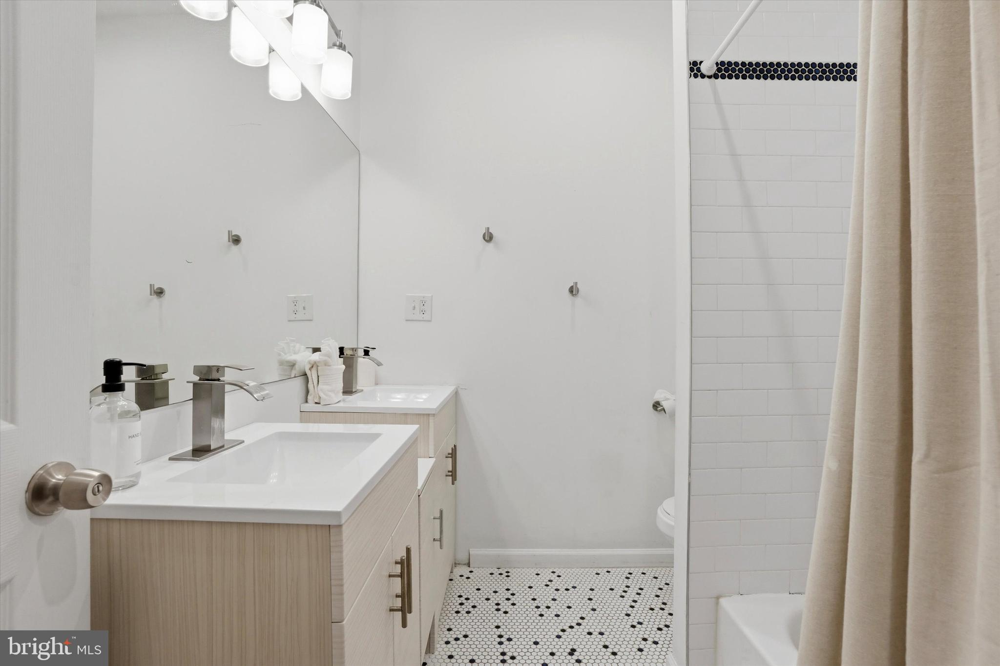 NORTHERN LIBERTIES - Commercial Sale
