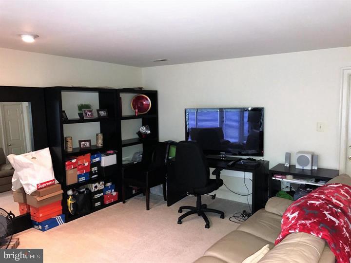 DECOVERLY ADVENTURE - Residential Lease