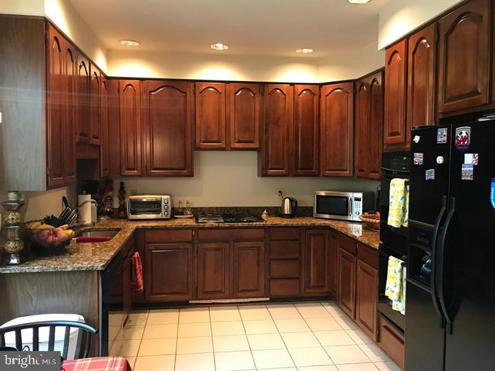DECOVERLY ADVENTURE - Residential Lease