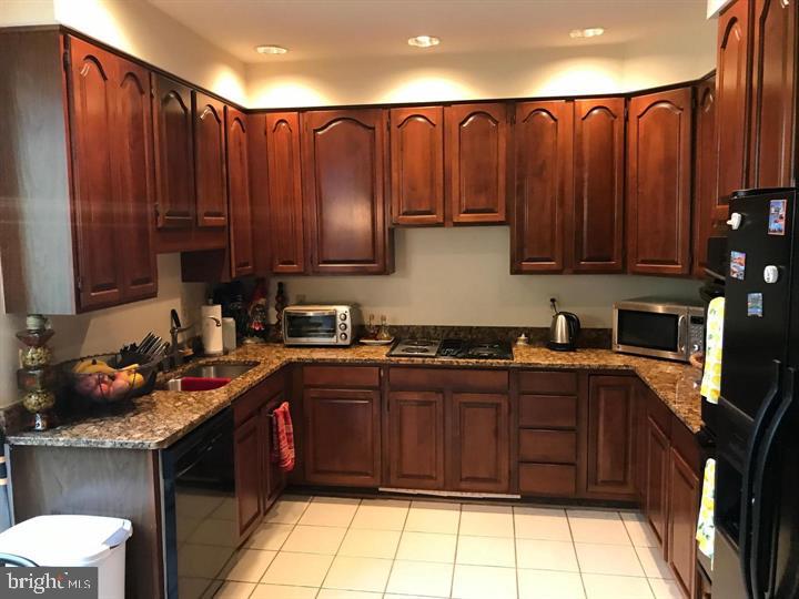 DECOVERLY ADVENTURE - Residential Lease