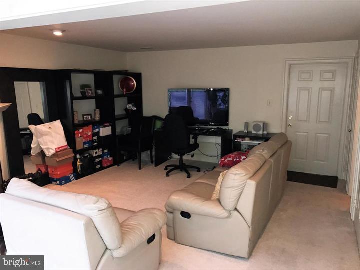 DECOVERLY ADVENTURE - Residential Lease