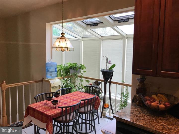 DECOVERLY ADVENTURE - Residential Lease