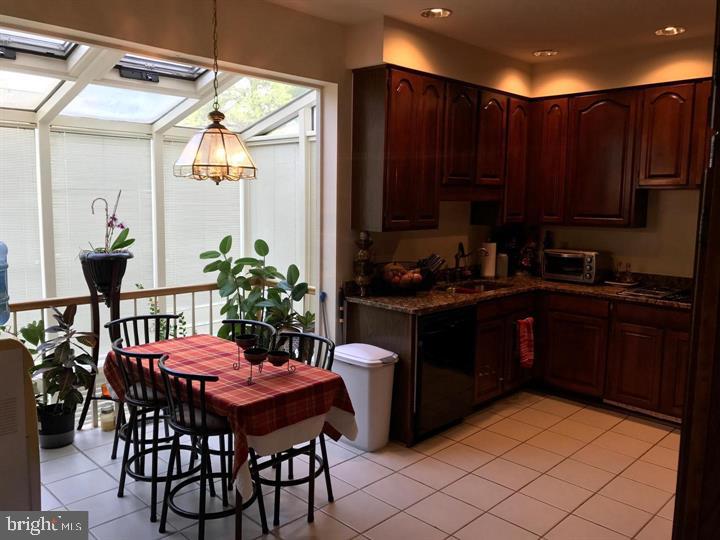 DECOVERLY ADVENTURE - Residential Lease