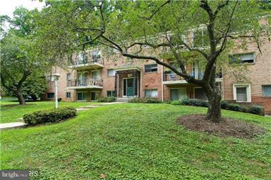 NICE CONDO.SECOND LEVEL IN THE BACK OF THE BUILDING. WOOD FLOORS. SERENE SETTING ON THE WOODS. CLOSE TO THE COMMUNITY CENTER AND METRO.RENT INCLUDES UTILITIES (HEAT,AC,ELEC,GAS,W/S), PARKING, EXTRA STORAGE AND AMENITIES (POOLS,TENNIS,BALL FILED,CLUBHOUSES). BETHESDA LOCATION AT GROSVENOR METRO, BELTWAY & I-270. NEAR NIH & WALTER REED.(NOTE RED WALLS IN PICS ARE NOW OFF WHITE)