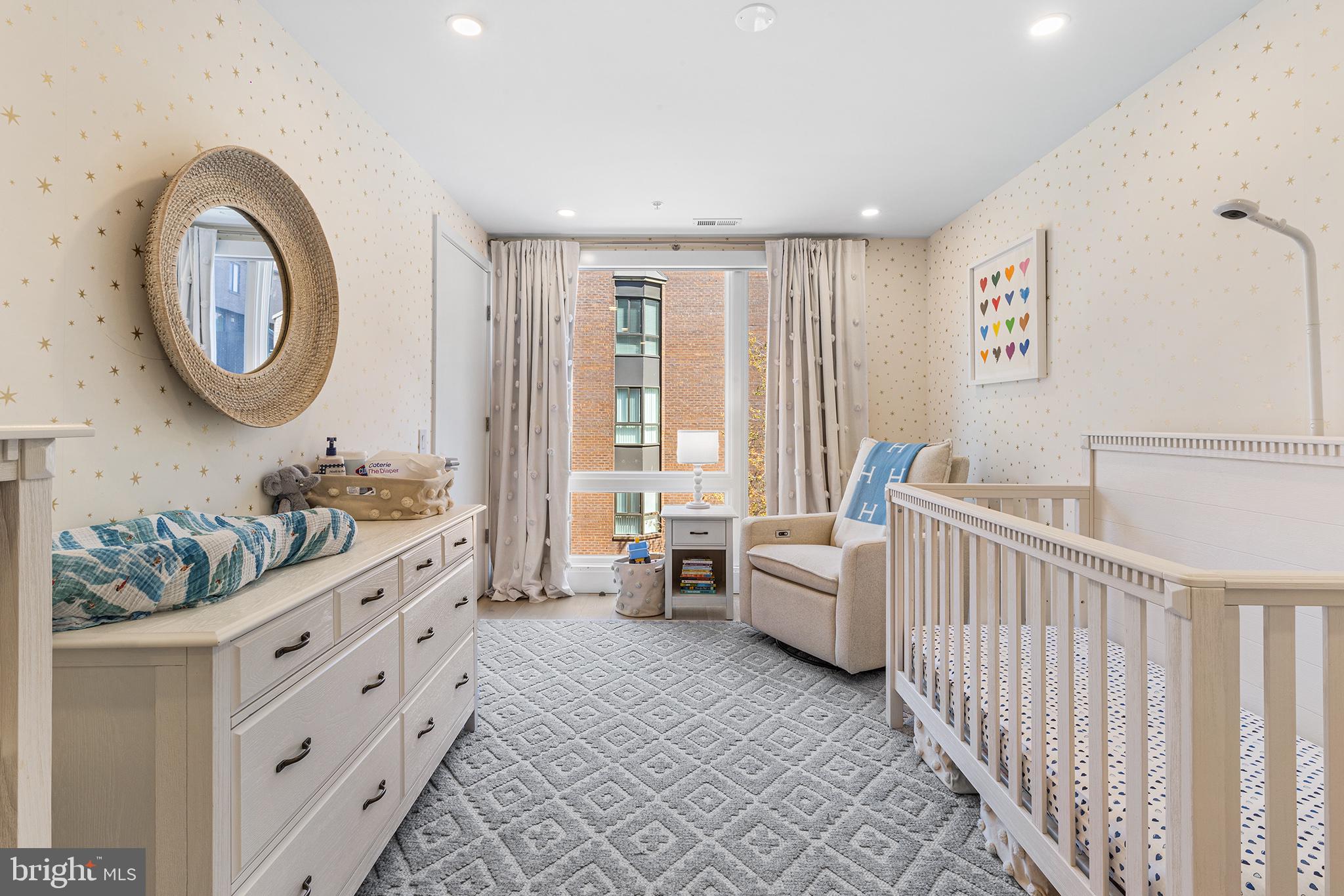 LOGAN SQUARE - Residential