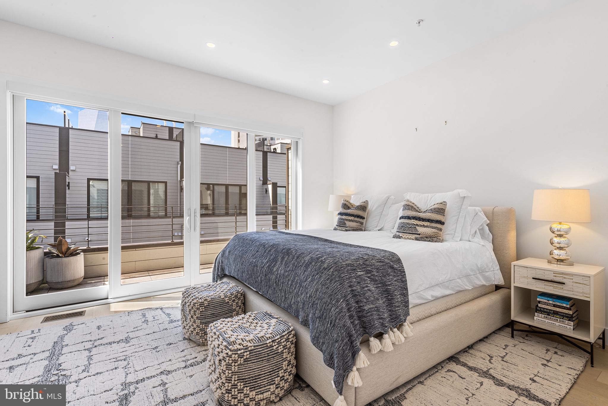 LOGAN SQUARE - Residential