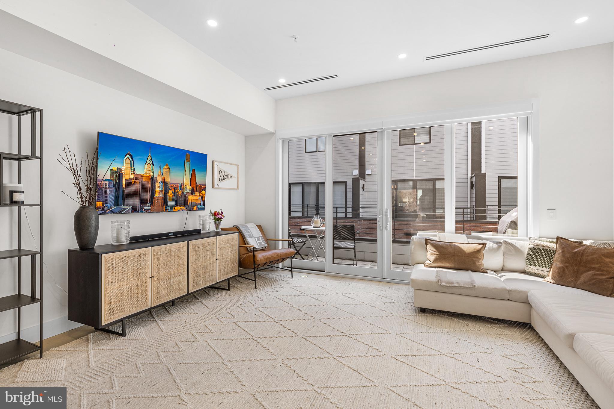 LOGAN SQUARE - Residential