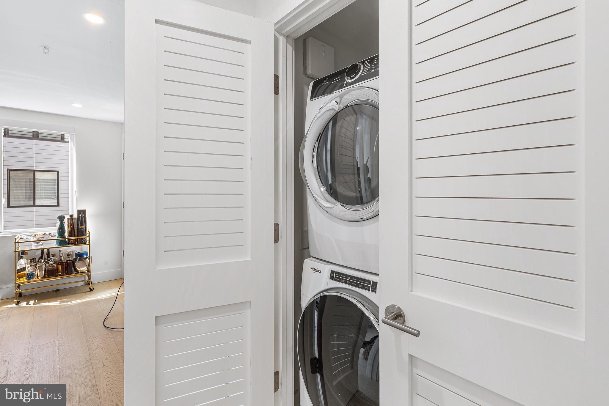 LOGAN SQUARE - Residential