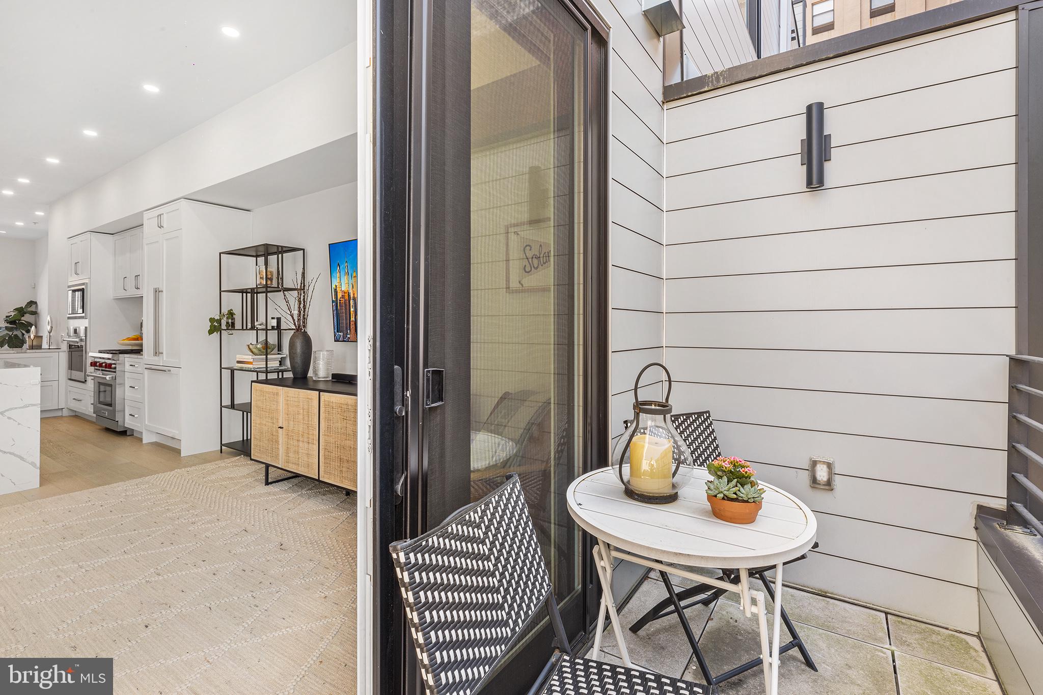 LOGAN SQUARE - Residential