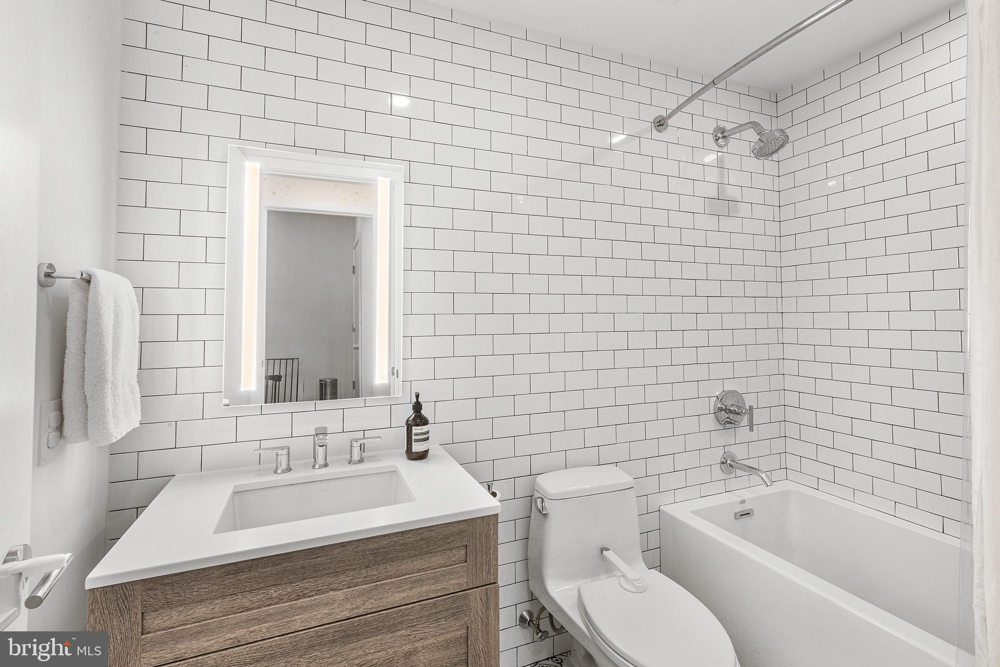 LOGAN SQUARE - Residential