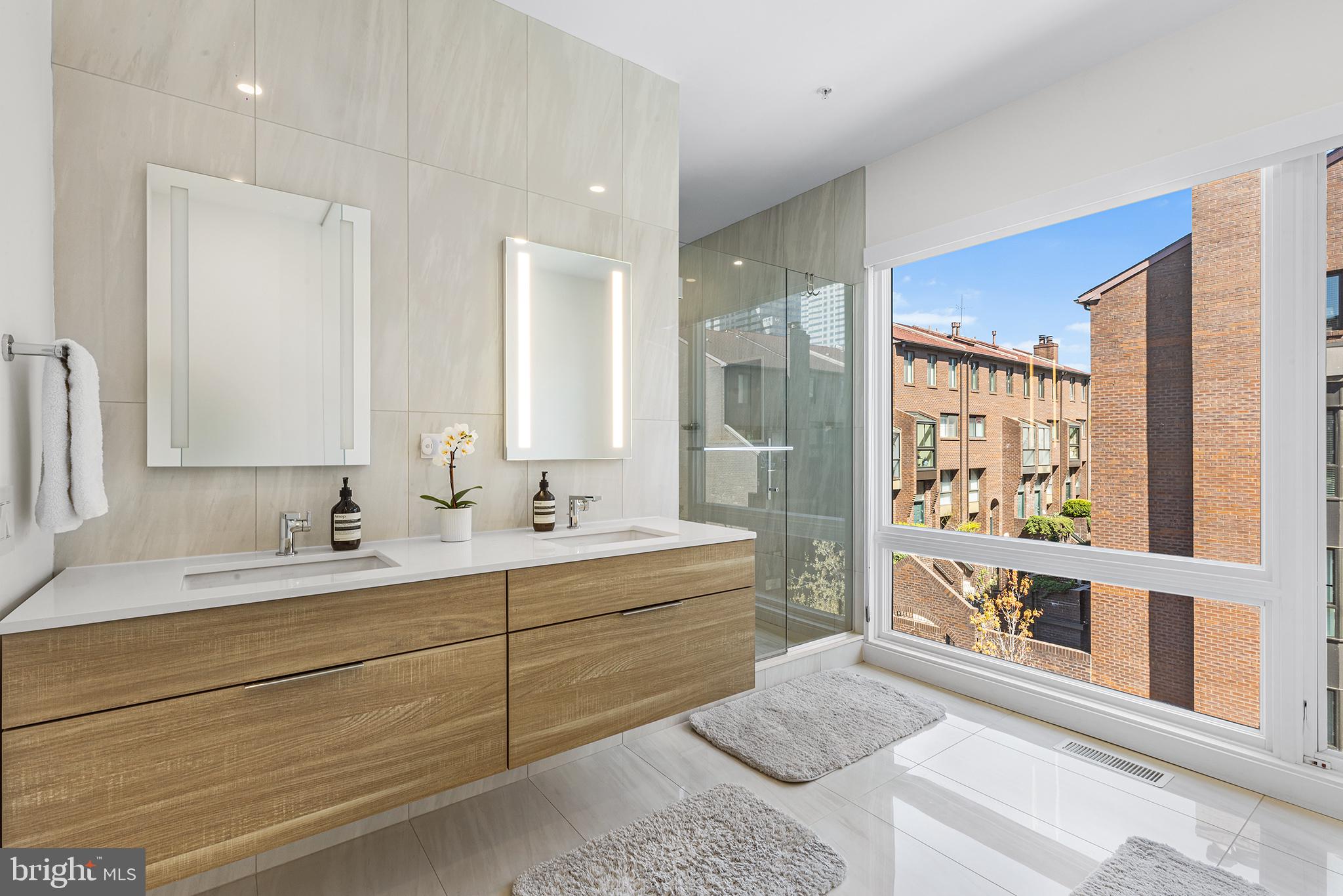 LOGAN SQUARE - Residential