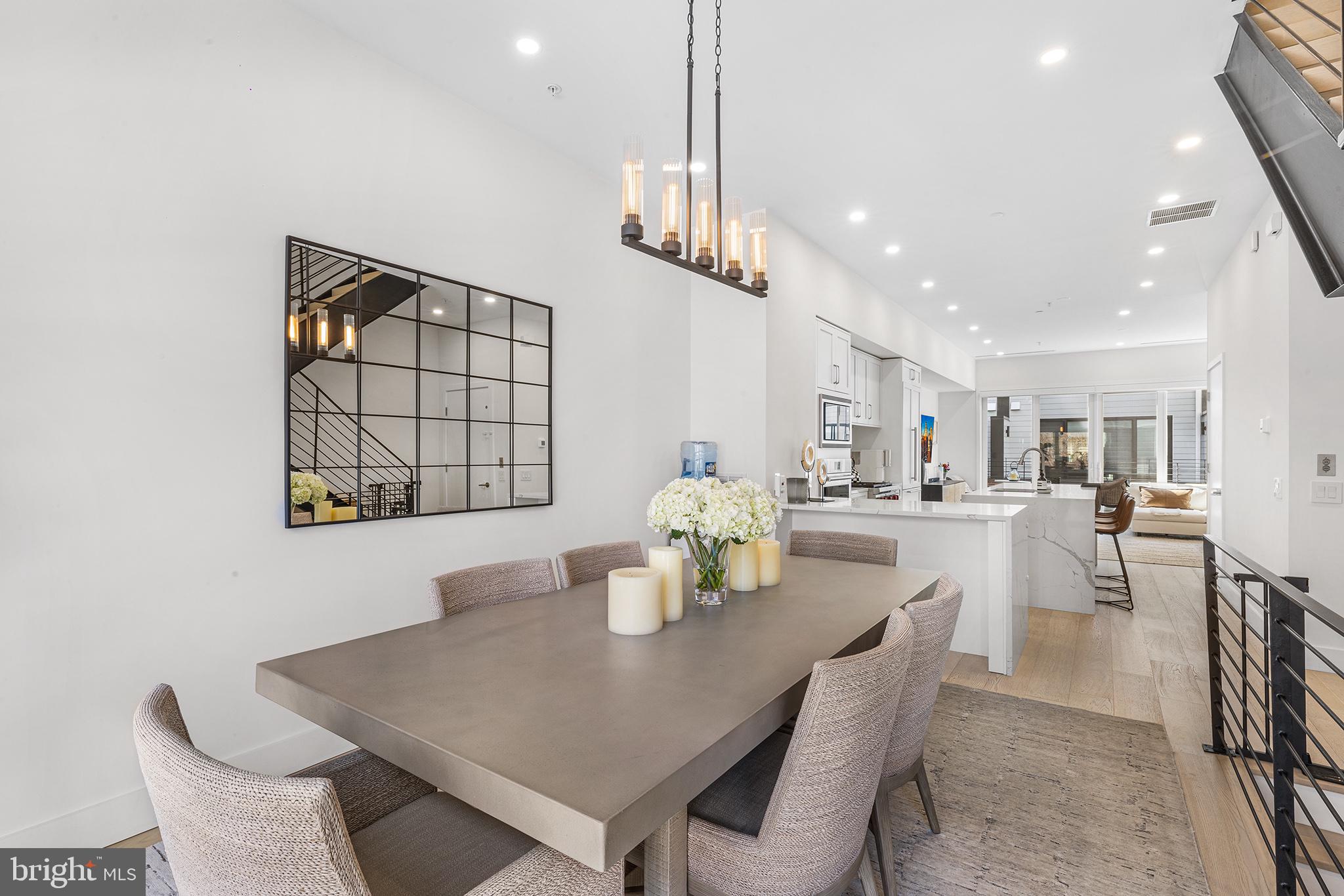 LOGAN SQUARE - Residential