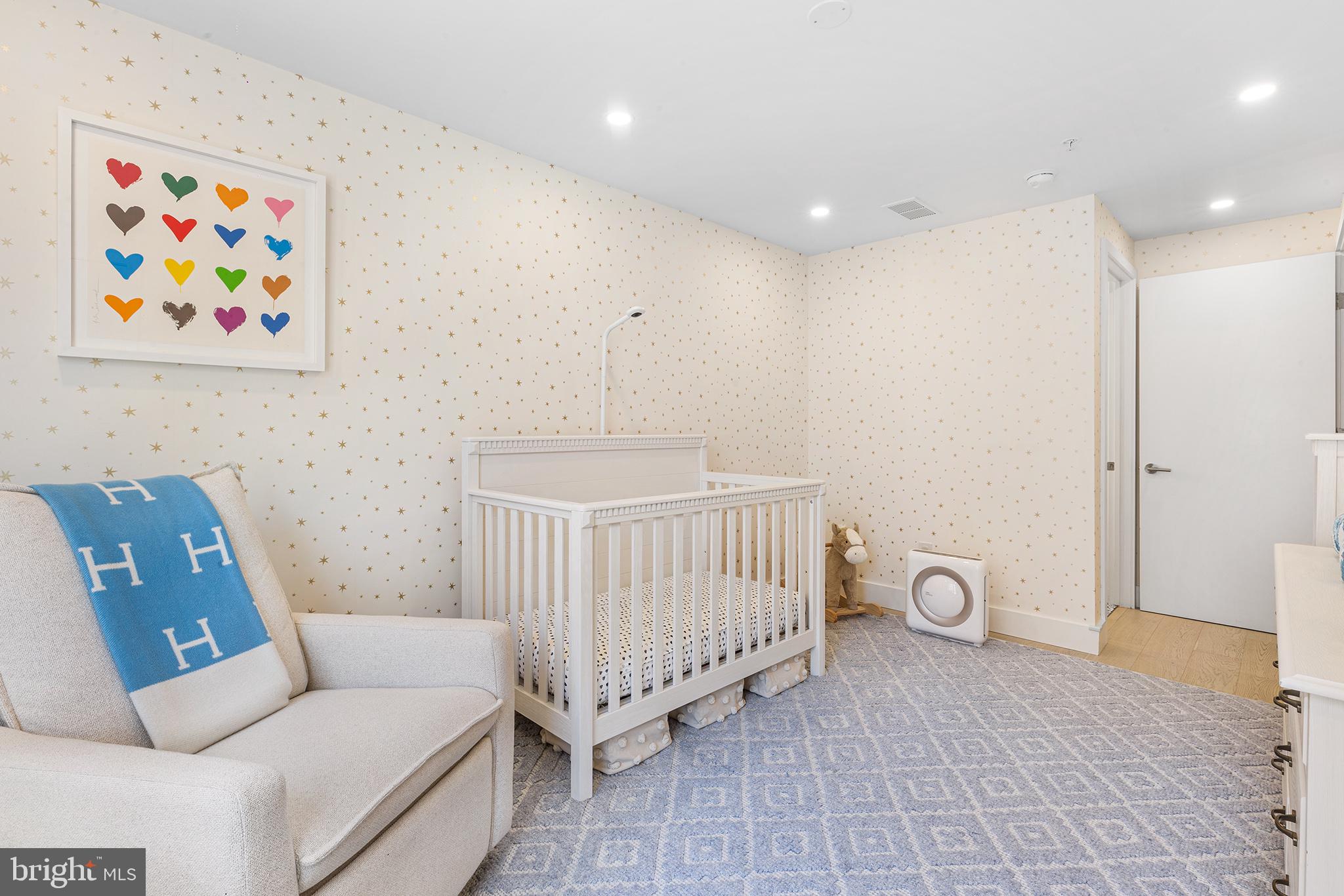 LOGAN SQUARE - Residential
