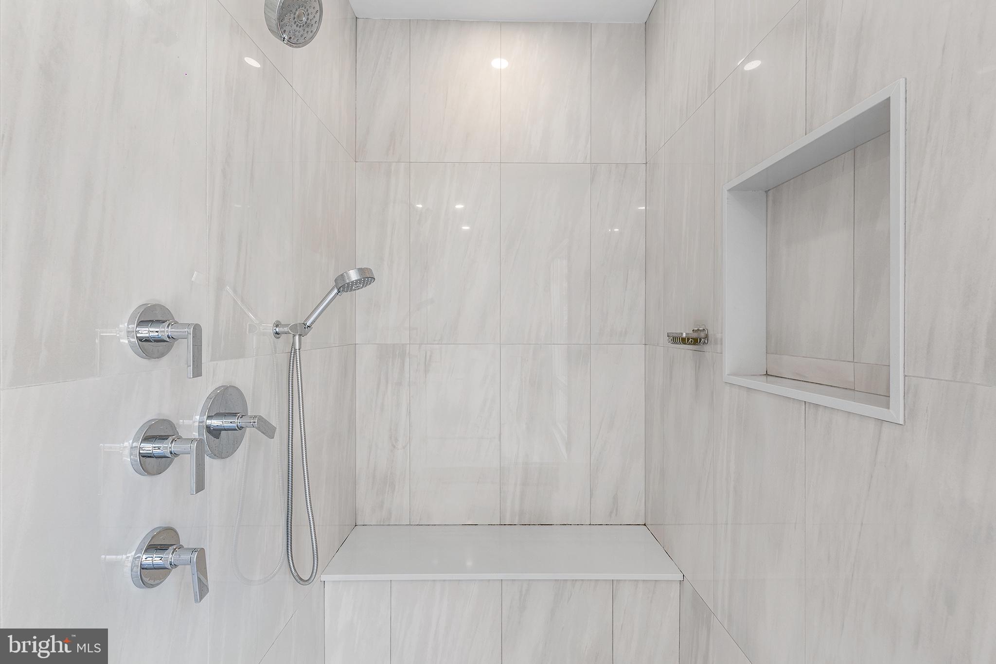 LOGAN SQUARE - Residential