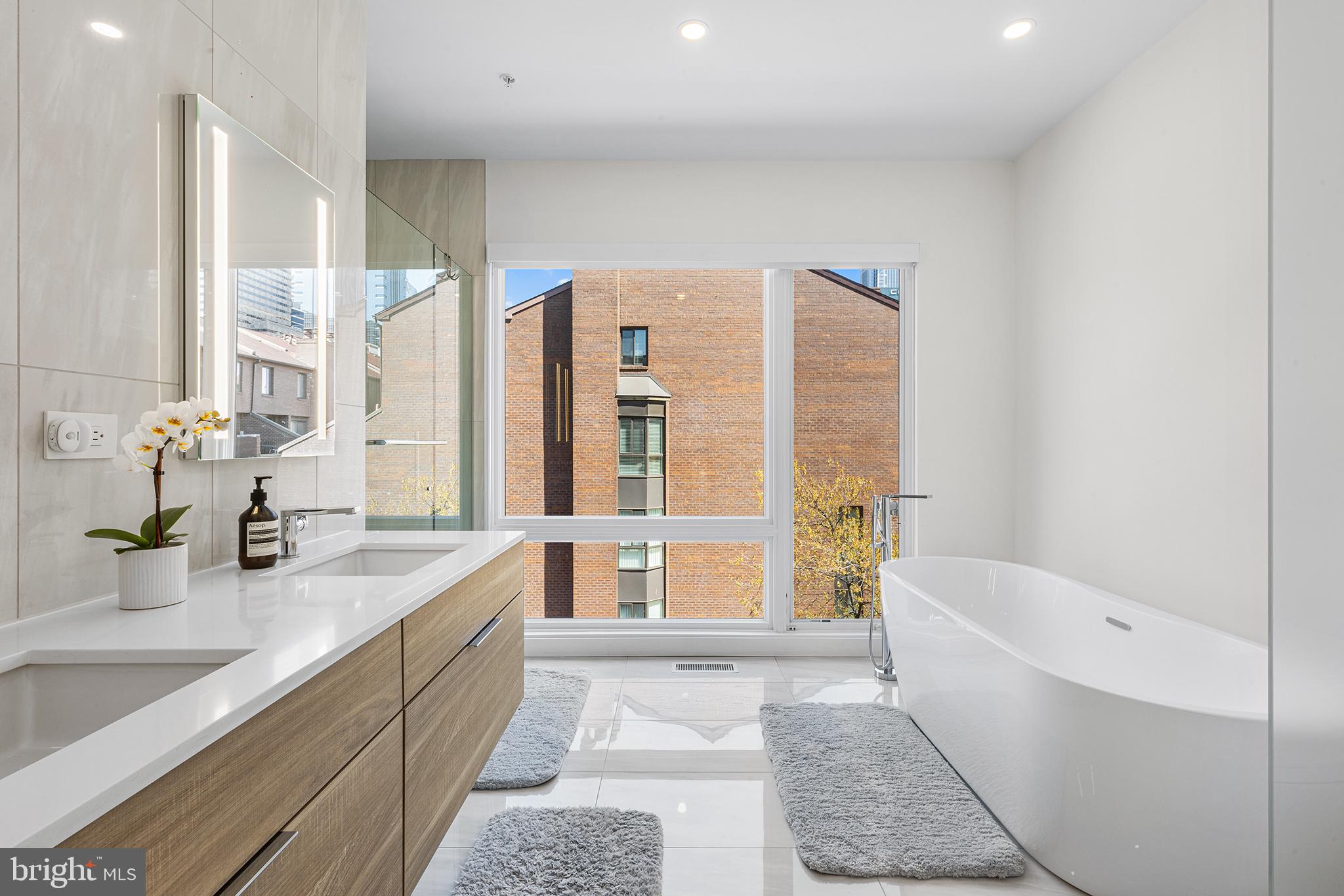LOGAN SQUARE - Residential
