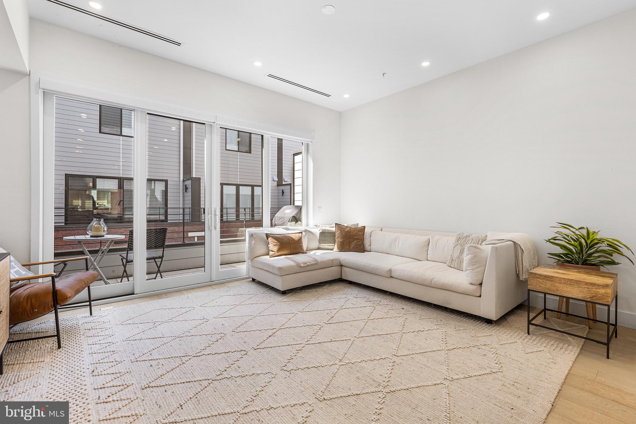 LOGAN SQUARE - Residential