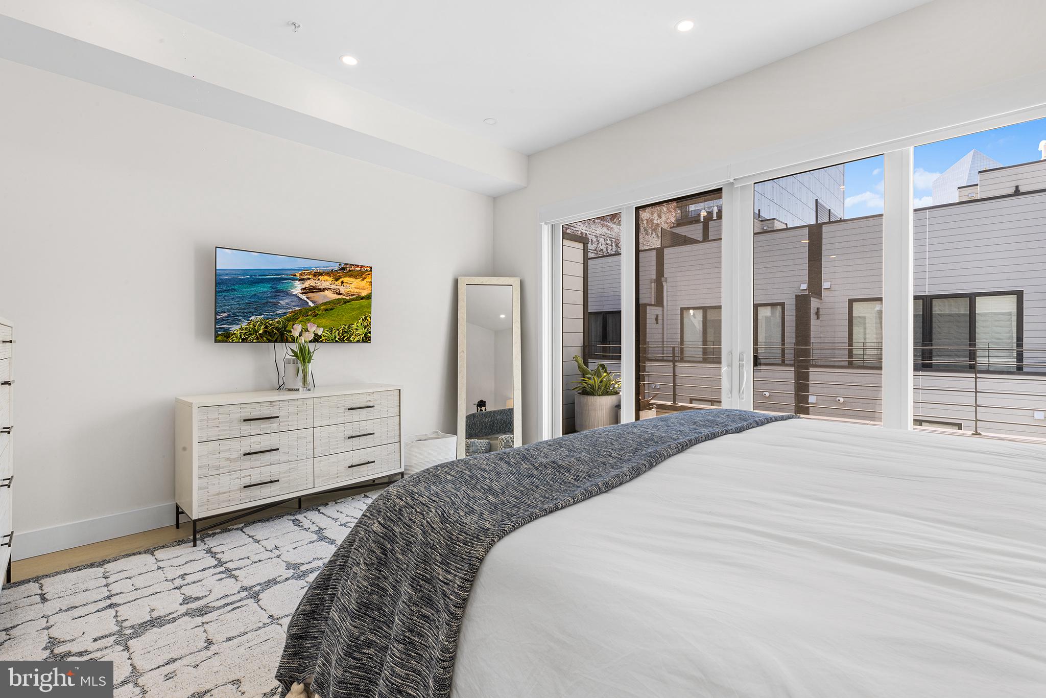 LOGAN SQUARE - Residential