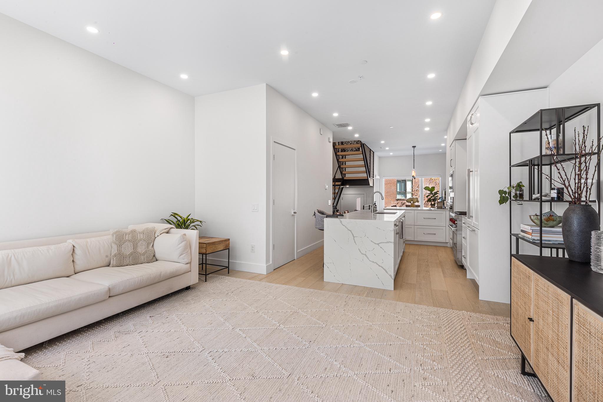 LOGAN SQUARE - Residential