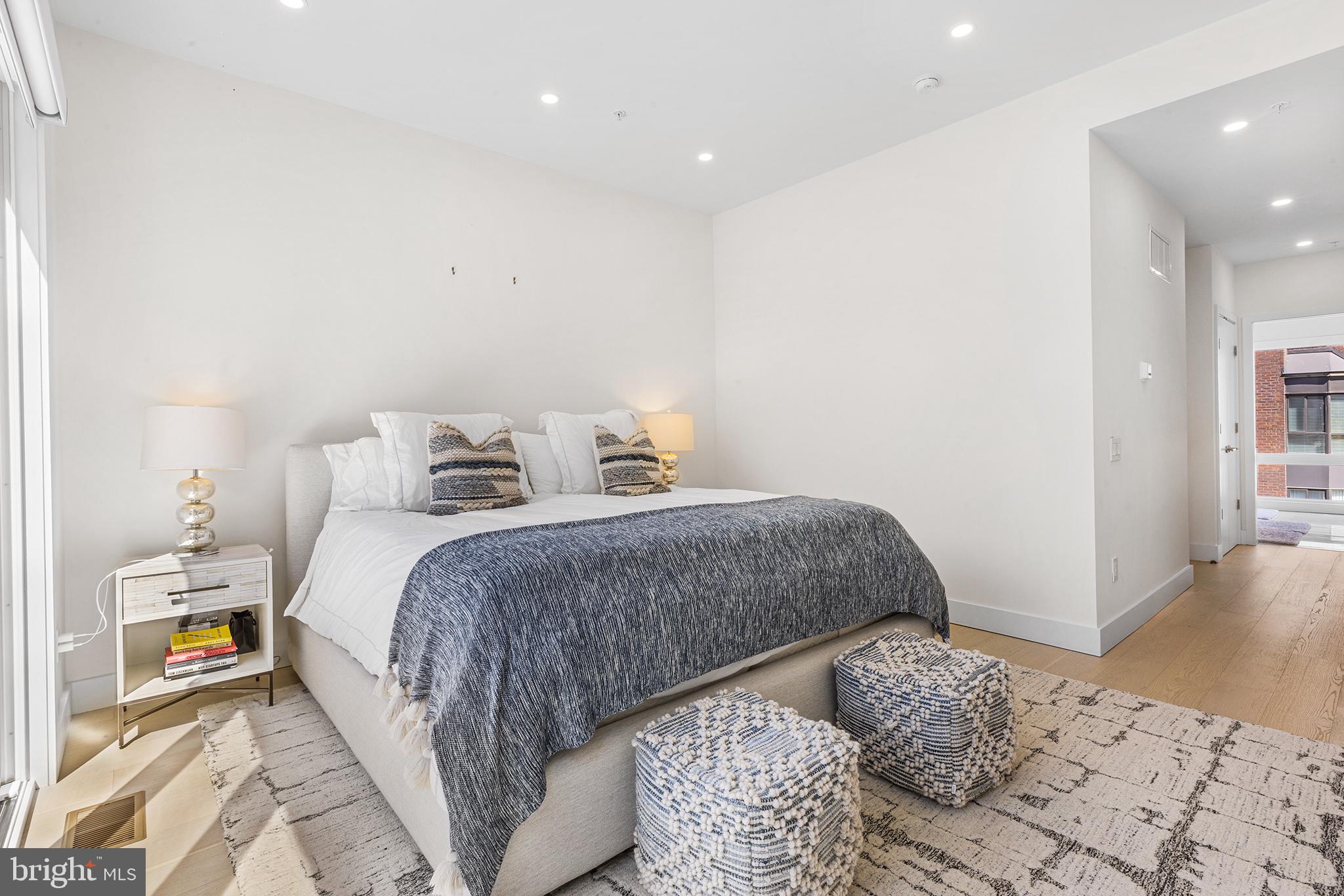 LOGAN SQUARE - Residential