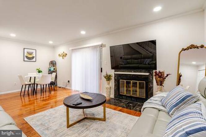 WOODSTREAM EAST - Residential Lease