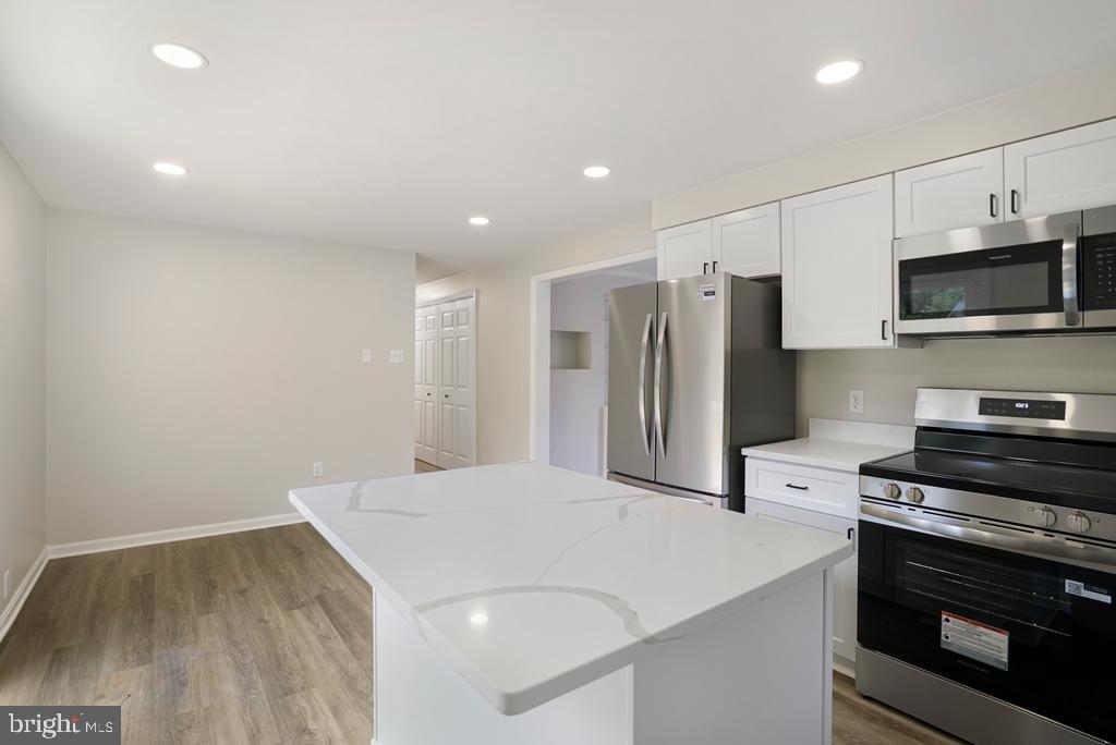 HOLLYWOOD SHORES - Residential