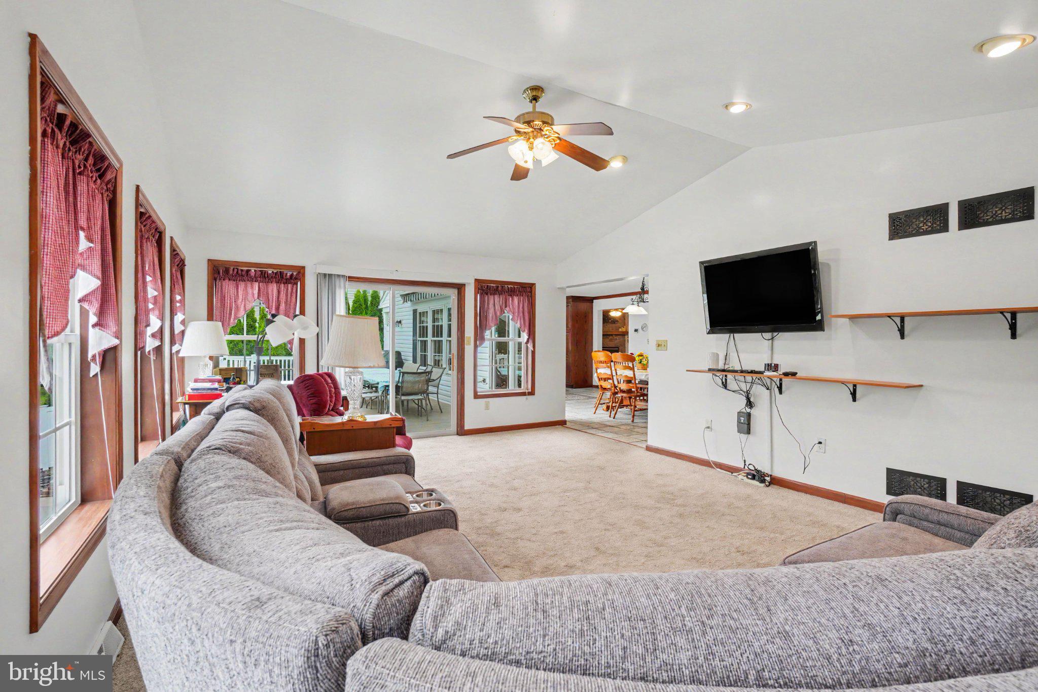 COUNTRY MEADOWS - Residential
