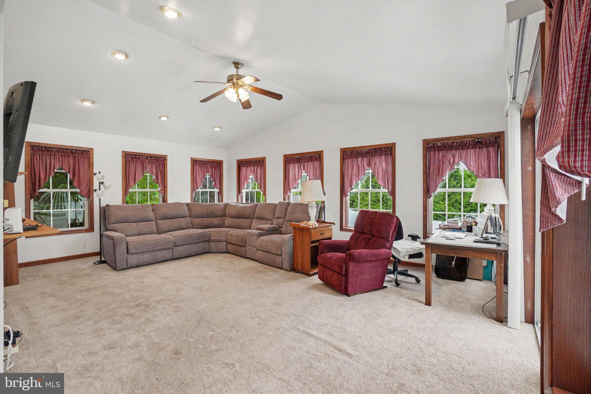 COUNTRY MEADOWS - Residential