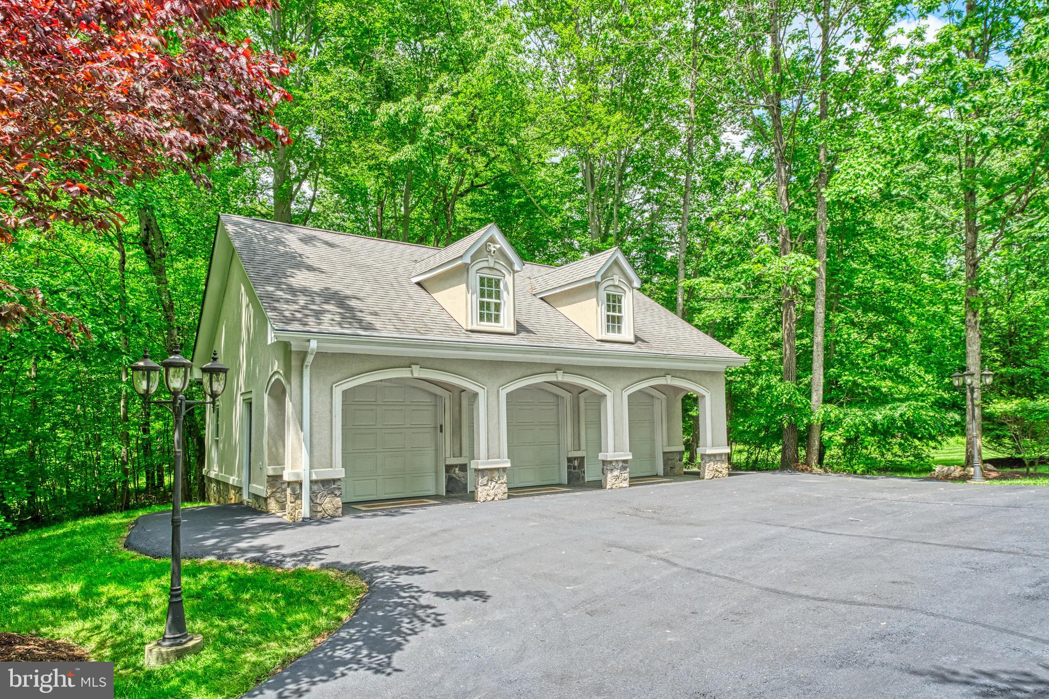 HUNTWOOD MANOR - Residential