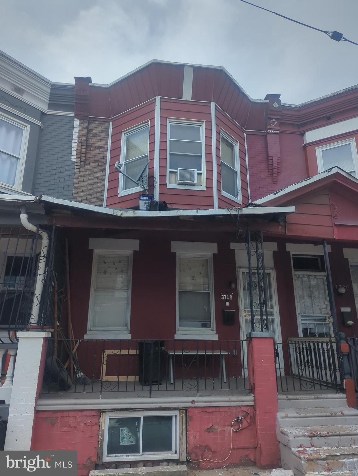 GREAT INVESTMENT OPPORTUNITY! Currently occupied. Call for additional information.