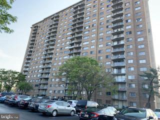Updated 2 bedroom unit in Presidential Towers. Fresh Paint, new LVP flooring throughout, updated bath and updated kitchen. Stainless appliances and white cabinets. Primary bedroom with walk-in closet. 
Rare unit with private balcony (most are shared) with a view of downtown DC and the Capitol.